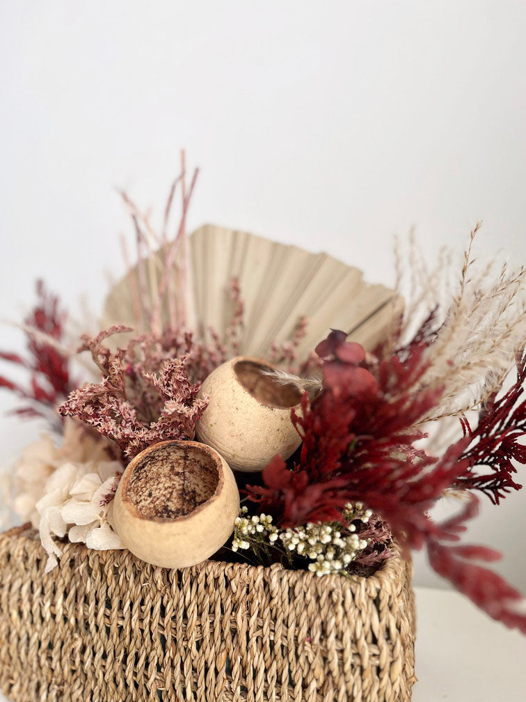 CUERDA – Cesta marrón decorado con flor seca y preservada