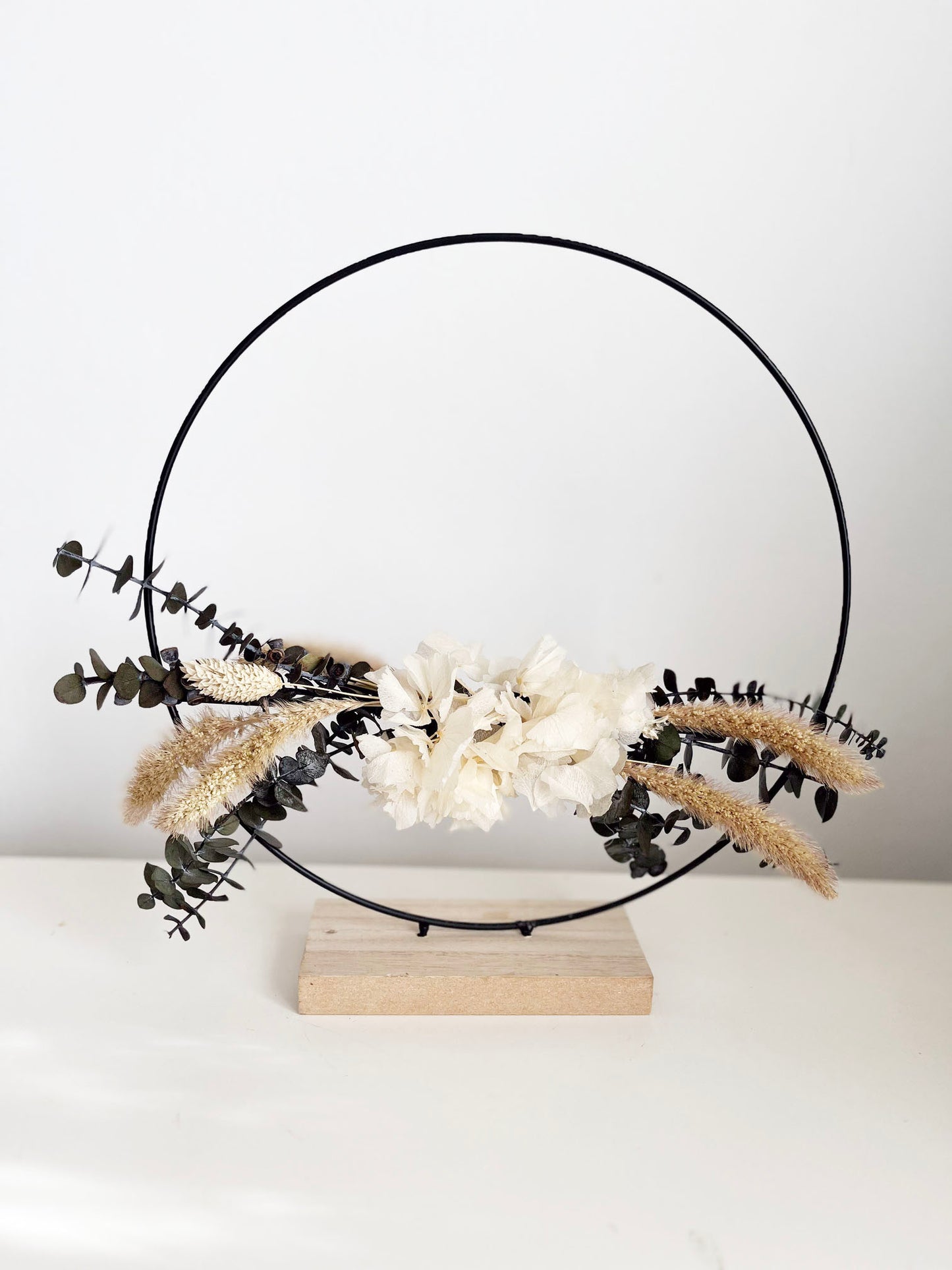 ARO – Corona metálica con base de madera