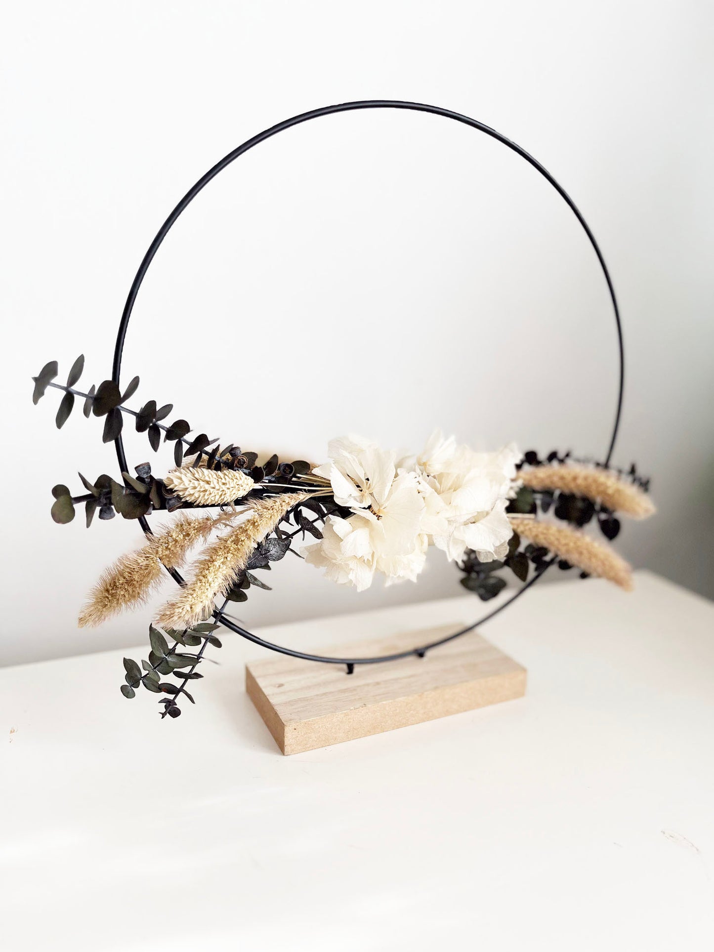 ARO – Corona metálica con base de madera