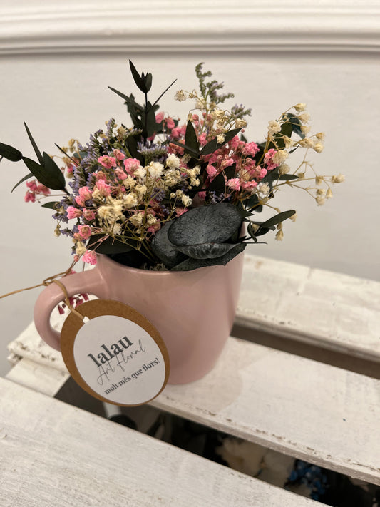 Tassa rosa clar amb flors preservades