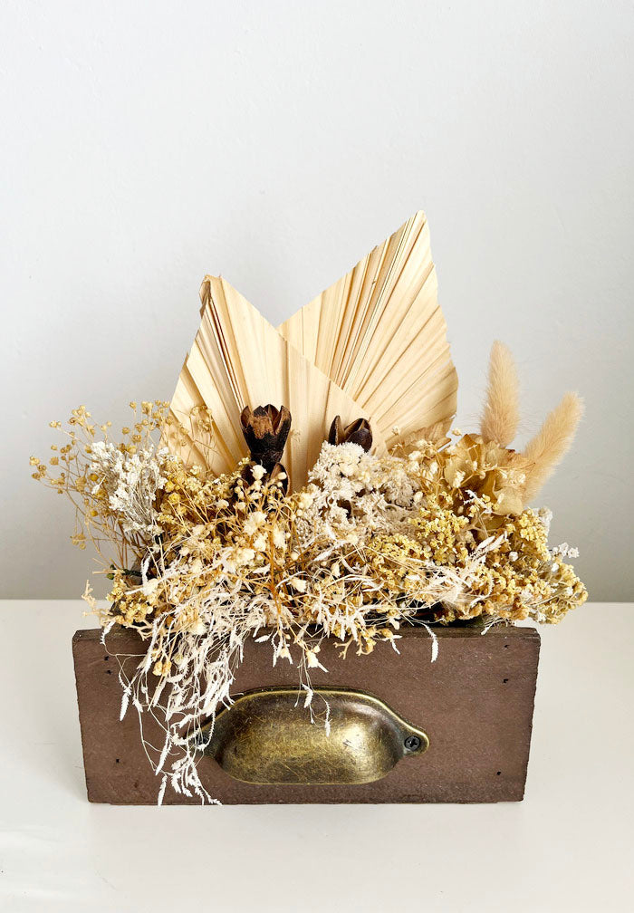 RUSTIC – Cajón marrón decorado con flor seca y preservada