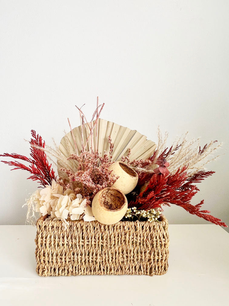 CUERDA – Cesta marrón decorado con flor seca y preservada