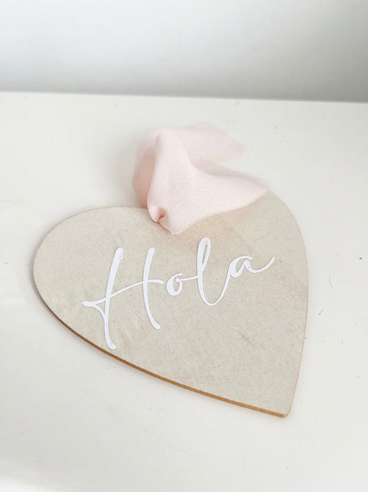 Corazón personalizable de madera con flor