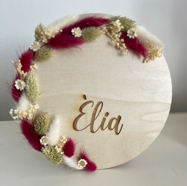 Rótulo de madera personalizado con flores secas