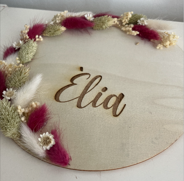 Rótulo de madera personalizado con flores secas